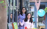 Phụ nữ Công an Hà Nội thướt tha áo dài xuống phố trong ngày 8-3